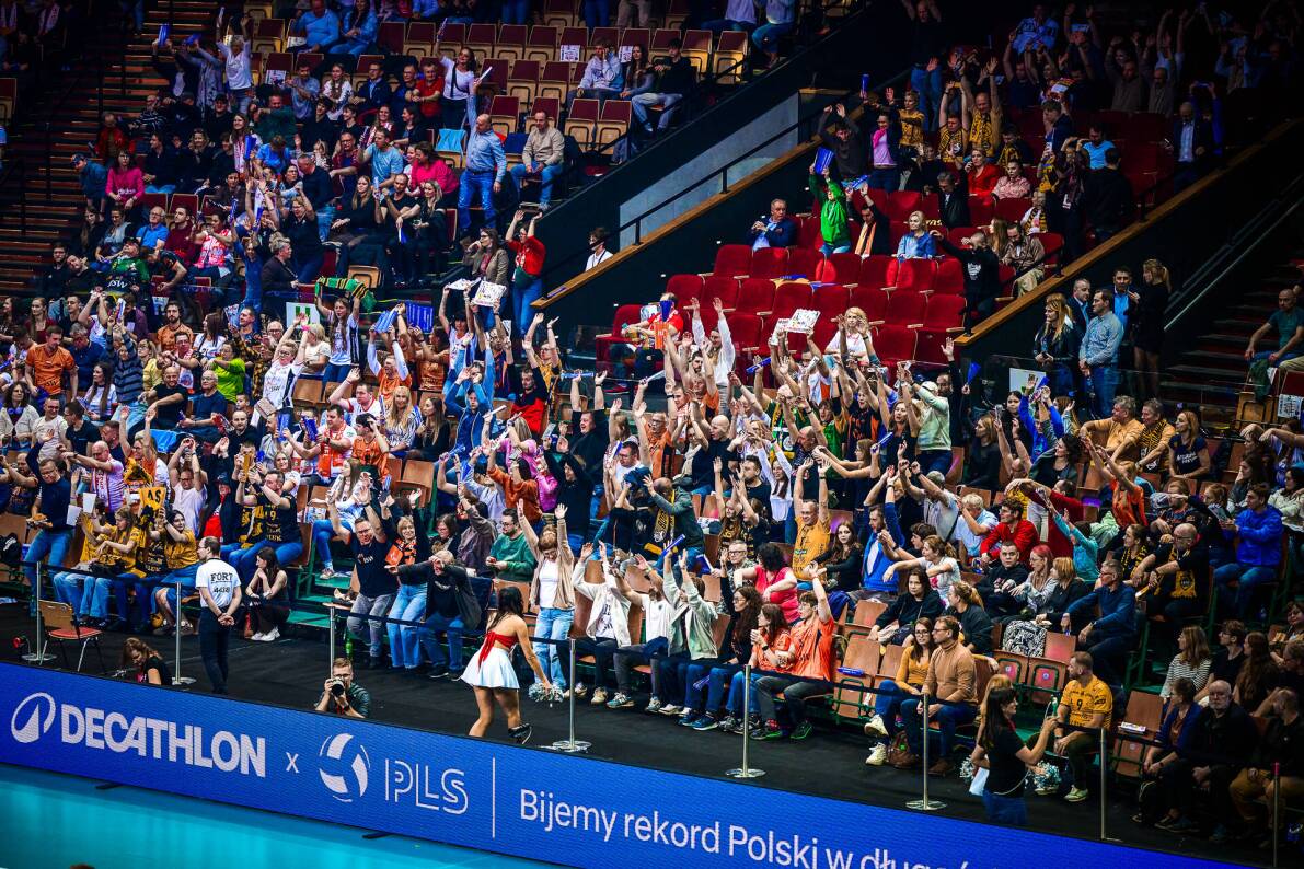 Wspólnie z Decathlon Polska pobiliśmy nowy rekord Polski w długości sportowej fali!  Byliście częścią tego widowiska? Znajdźcie się na zdjęciach w naszej galerii!