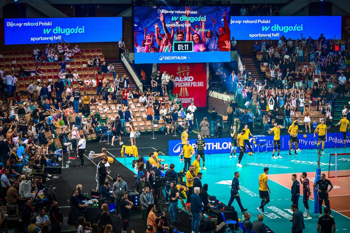 Wspólnie z Decathlon Polska pobiliśmy nowy rekord Polski w długości sportowej fali!  Byliście częścią tego widowiska? Znajdźcie się na zdjęciach w naszej galerii!