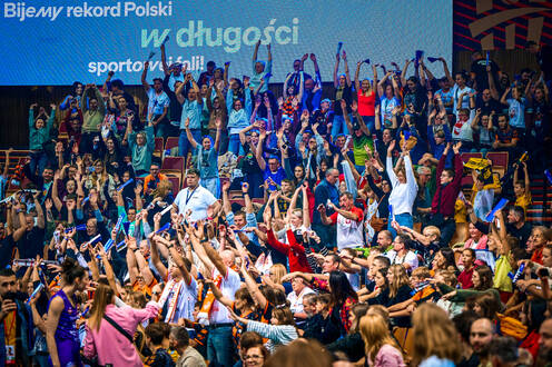 Wspólnie z Decathlon Polska pobiliśmy nowy rekord Polski w długości sportowej fali!  Byliście częścią tego widowiska? Znajdźcie się na zdjęciach w naszej galerii!