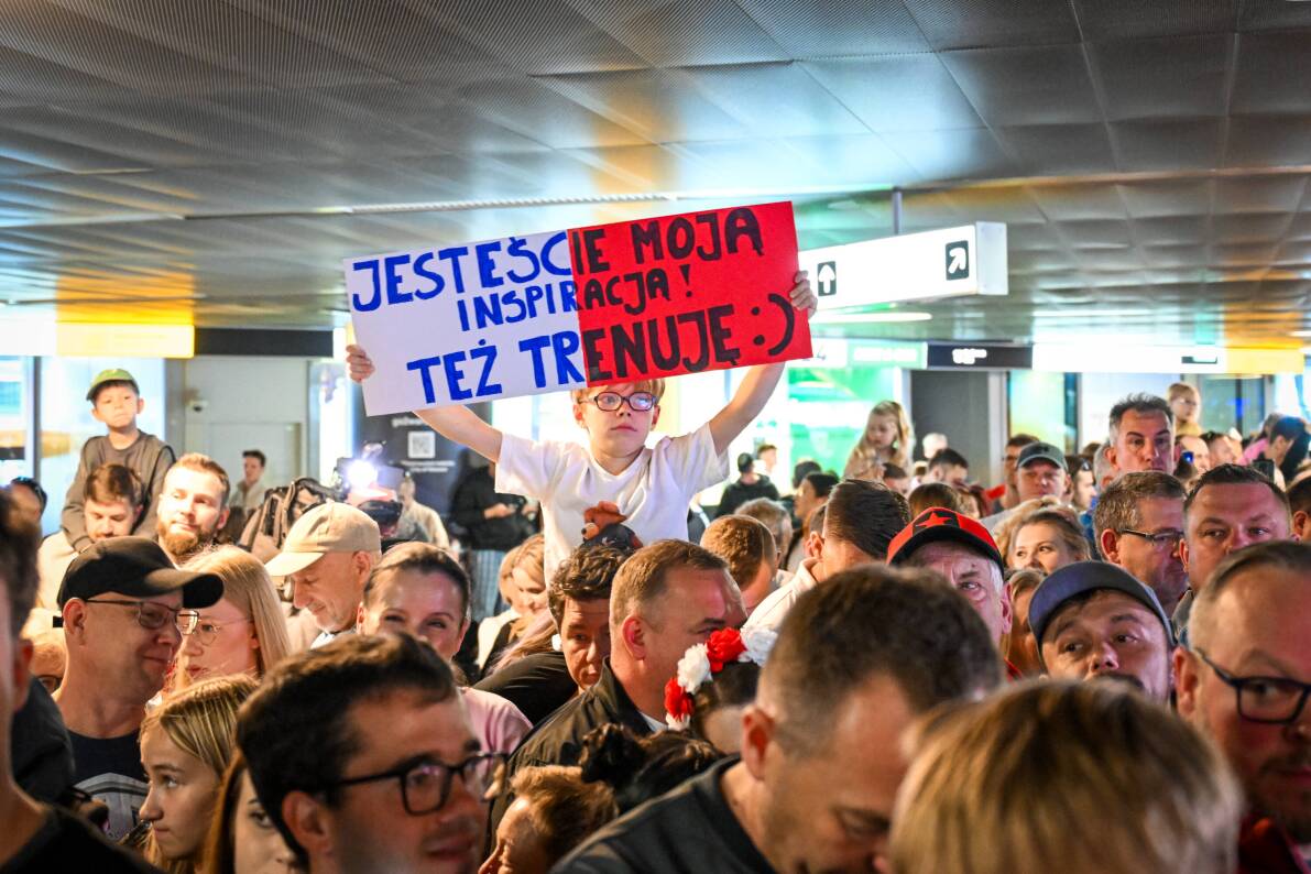 Mistrzowie Europy już w Polsce! Wyjątkowe powitanie na lotnisku [ZDJĘCIA]